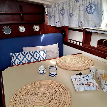 Hotel na wodzie Romantic Getaway On A Sailboat In The Tagus *