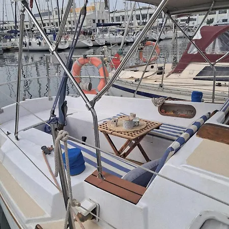 Romantic Getaway On A Sailboat In The Tagus Hotel na wodzie