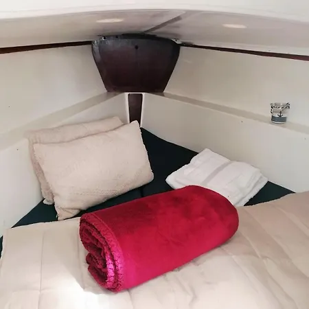 Botel Romantic Getaway On A Sailboat In The Tagus Lissabon
