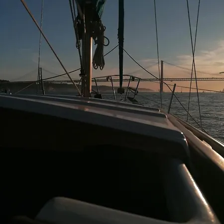 Hotel na wodzie Romantic Getaway On A Sailboat In The Tagus