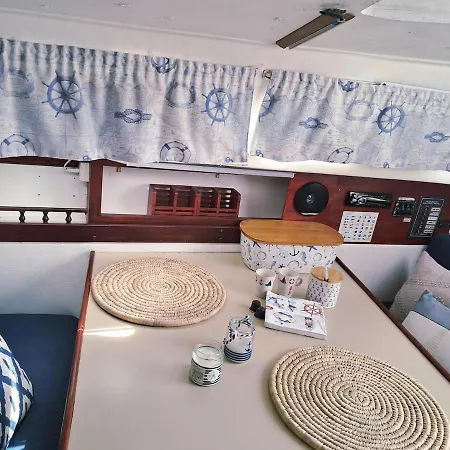 Romantic Getaway On A Sailboat In The Tagus Hotel na wodzie