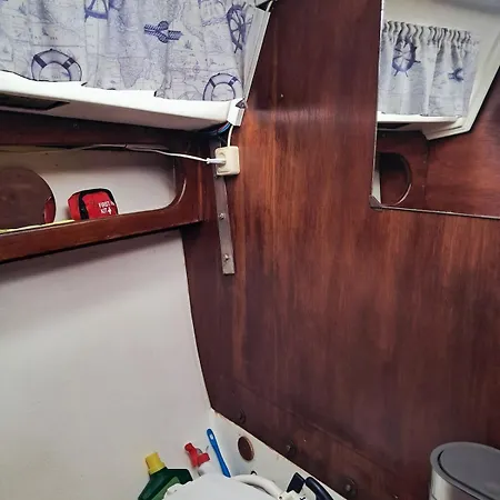 Botel Romantic Getaway On A Sailboat In The Tagus Lisbona